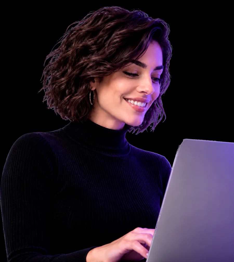 Mulher sorrindo enquanto trabalha no notebook